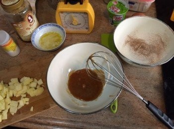 step1: 1)將牛油溶液, 蜜糖及糖攪勻再加入蛋及乳酪