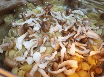 step6: 再將本菇放上面。