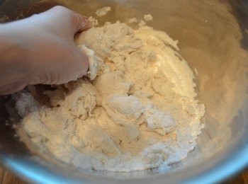 step9: 製作小籠包皮。中筋麵粉放入盆中，加入清水，用手混合成粗糙的麵團。