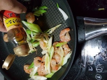 step8: 再加入麻油少許炒勻即可上碟