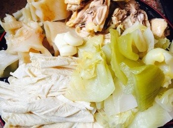 step2: 咸菜略洗並切件，然後用清水浸5至10分鐘。乾枝竹用手折成數段，用清水浸至軟身（如用鮮枝竹此步驟可略）。