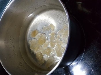 step4: 將950g水加入125g冰糖煮溶