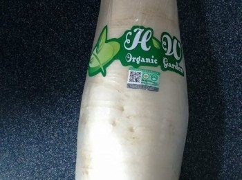 step1: 準備安田有機白蘿蔔，取半條，刨皮洗淨