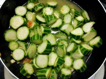 step4: 倒入雞湯，煮至勝瓜軟身。