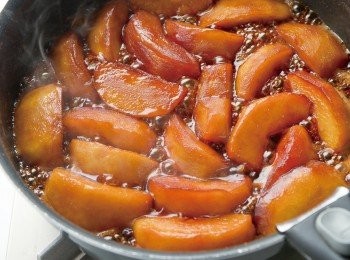 step6: 中途將火轉小，蘋果變軟後就翻面， 慢慢燉煮。偶爾翻個面，使焦糖均勻地滲入蘋果中。另外剩下一半分量的蘋果，也用相同方式來燉煮。
