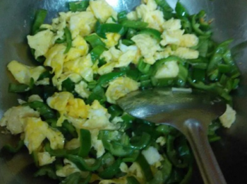 step5: 最後把炒好的雞蛋倒入，下生抽和蠔油，翻炒均勻即可出鍋。