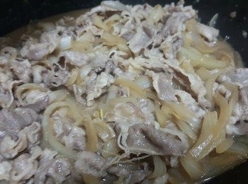 step8: 煮至肥牛變淡色，關盖焗30秒，試味即可上碟