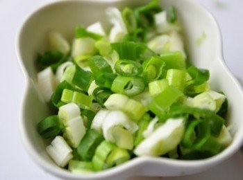 step1: 將青蔥切成蔥花