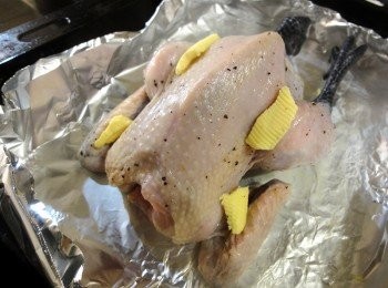 step4: 烤雞的腳環處綁上棉線，烘烤後土雞的外型比較好看，可防止檸檬掉出雞肚子外。