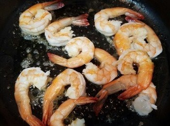 step2: 先用欖油煎香蝦及鮮尤至8成熟，撈起；再略炒三色椒，盛起，唔需要洗鑊。