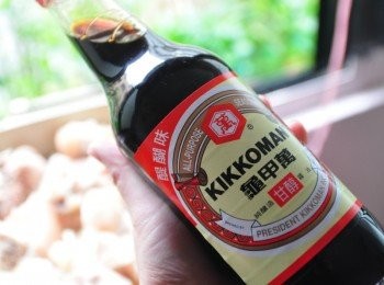 step6: 然後加入適量的龜甲萬甘醇醬油及米酒、素豪油、紅糖等攪拌一下