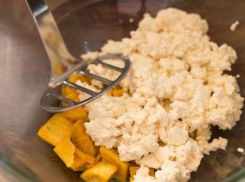 step7: 蕃薯煮好後趁熱加入豆腐用壓薯蓉器(或大叉)壓散及攪勻