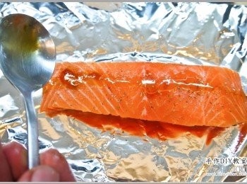 step7: 7.接著淋上少許蜂蜜。