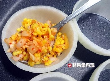 step6: 擺入洋葱圈，用湯匙挖取步驟4的飯，填入圈圈裡。