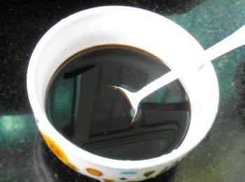 step2: 然後把炸好的花生撈起，控油，噴撒少許白酒，可使花生保持酥脆。調製<span class="group_2">醋汁</span>，蒜切末，所有材料混合攪拌均勻。