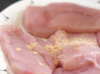 step1: 先把<a href="https://bit.ly/3EZL8dD" target="_blank" data-keyword="雞胸" class="guide-link"><strong>雞胸</strong></a> <span style="display:inline-block;vertical-align:middle;margin-top:-3px;color:initial;border-radius:3px;padding:2px 3px;font-size:12px;line-height:14px;background:#87d300;color:#fff;">即買</span> 肉洗淨抹乾，雞肉兩面平均撒上鹽、蒜粉和黑椒碎，備用。