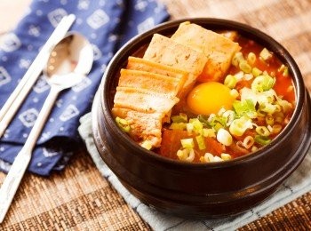 step5: 起鍋前打入一顆蛋，並依照個人喜好加入蔥花、韓式辣椒粉和香油就完成了。