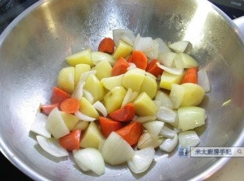 step5: 放入薯仔和紅蘿蔔續炒1分鐘。