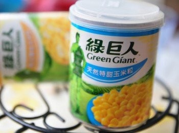 step6: 綠巨人嚴格挑選種子，於甜度、口感最佳狀態採收、裝罐、封存，呈現天然特甜玉米粒脆甜飽滿，每一口都易滿金黃玉米的濃郁香甜，讓我們幸福的享受!