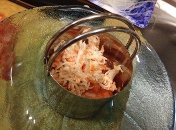 step2: 用一小圓模，將材料一層層的放進，最後用小匙略壓，