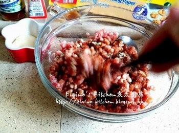 step1: 豬肉碎放入大碗內 , 加入五香粉及<span class="group_2">醃料</span>拌勻先靜待10分鐘