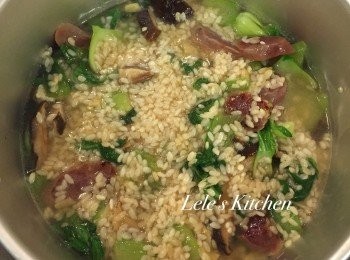 step5: 拌勻調味料與米後，就可以放入電鍋啦！
內鍋倒入1.5杯，剛剛浸泡留著的香菇水
這樣煮起來更香唷！(如果沒有也沒關係~)
外鍋一杯水，開始蒸~