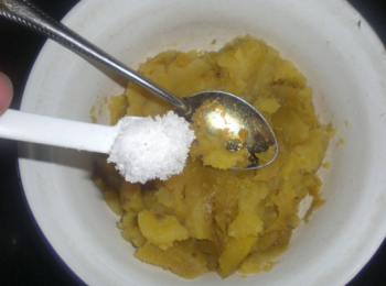 step2: 用勺子弄碎，加一勺白糖