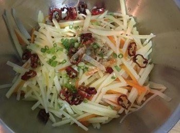 step7: 將蒜油倒在馬玲薯絲上，放上辣椒和蔥末，拌勻後試味道調整即可.