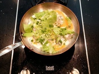 step5: 加入地瓜粉漿...再加入小白菜,加入一顆打散的蛋,煎到邊邊有點焦香時,將蚵仔煎翻面。