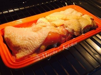 step3: 雞腿醃好後排在碟上隔水蒸15分鐘或用蒸爐以100度蒸20分鐘。