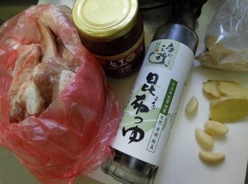 step1: 備好材料，蒜頭拍略碎、薑切片，