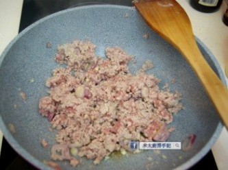 step2: 鍋中下1湯匙油燒熱，下豬肉拌炒幾下，下蒜茸和乾蔥片續炒至有香味。