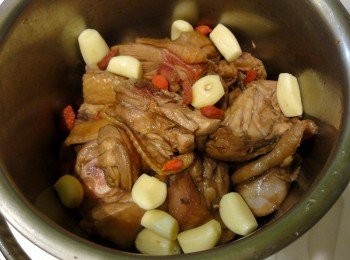 step4: 撒上蒜仁及枸杞，入鍋蒸25~30分鐘，起鍋前放入蔥段蒸1分鐘即可。