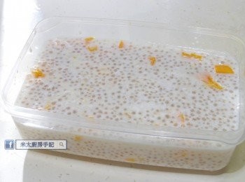 step4: 把糕糊放入糕模內。
芒果起肉，切粒，平均放入糕糊內。