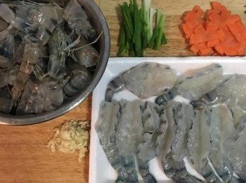 step2: 蒜拍扁去皮切末；紅蘿蔔切片；蔥切段；蝦子剪去頭部，剝除蝦殼後，剖背去泥腸洗淨瀝乾備用；剝除的蝦頭和蝦殼請都留下。