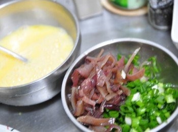 step2: 準備4顆蛋均勻打成蛋液、木耳切細絲、青蔥切細花