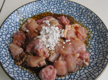 step2: 雞肉放入澱粉、醬油、鹽、少許花椒粉，拌勻腌制10分鐘。