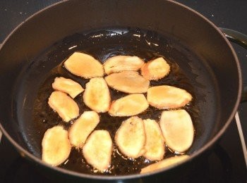step3: 先將麻油及,薑片下鍋，小火慢慢煸香。