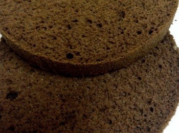 step7: 蛋糕涼後脫模，片成2片準用。