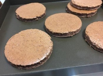 step6: 取出蛋糕片，可選用圓形模具，或直接切割成方形，方便堆疊，形狀不規則的可直接享用。