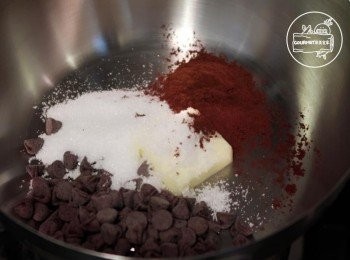 step1: 將巧克力豆、奶油、細砂糖、可可粉與濃縮咖啡加熱融化至無顆粒狀備用。