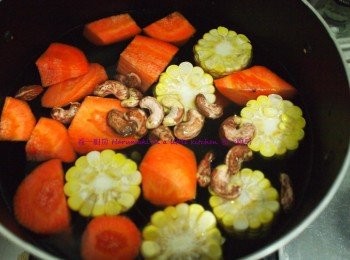 step1: 材料(紅蘿蔔; 粟米 ) 洗淨切塊, 冷水連同腰果粒入鍋大火煮滚, 轉中火滾20分鐘