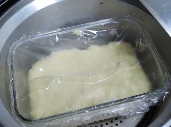 step5: 容器先抹上一層油，將布丁糊倒入，抹平後入電鍋，外鍋一杯水蒸過，蒸好後取出放置全涼