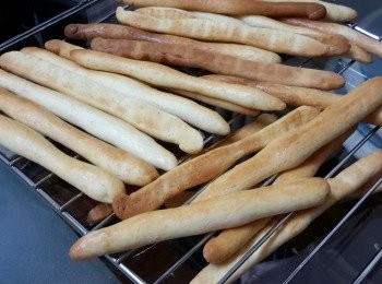 step7: 再將麵條放入冰箱存放10分鐘，然後放入烤箱160度烤約20分鐘或至表面金黃色，放在涼架上待涼即成！