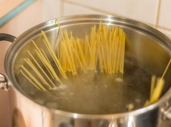 step2: 煲一大煲水，水滾放鹽至接近海水咸度，加意粉根據包裝的指示煮熟(多數煮約7-8分鐘)