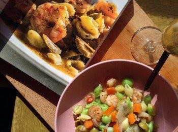 step6: 將軟化的麵條瀝乾後,再倒回煮麵鍋中,將平底鍋的<span class="group_1">食材</span>一併加進去,開大火持續攪拌鍋中的麵條與<span class="group_1">食材</span>,使湯汁均勻包覆麵條,待湯汁收乾,最後再放入剩下的迷迭香與3大遲橄欖油攪拌均勻,即可關火