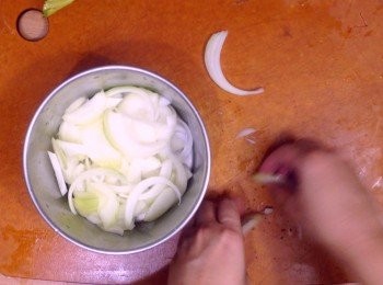 step2: 洋蔥洗淨去皮切絲