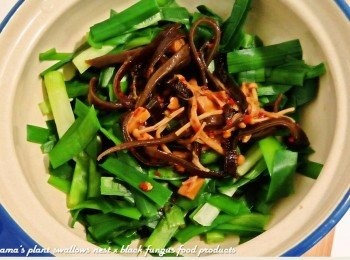 step4: 適量放入紅椒麻辣黑菇醬，並淋上些許醬汁後拌勻。