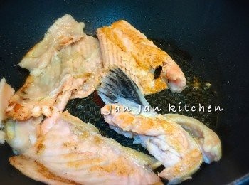 step2: 將魚骨腩煎香至金黃，加入熱水。三文魚魚油比較豐富，煎完如覺多油，可先倒去才加水。