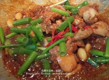 step8: 打開鍋蓋，放入蔥段、辣椒